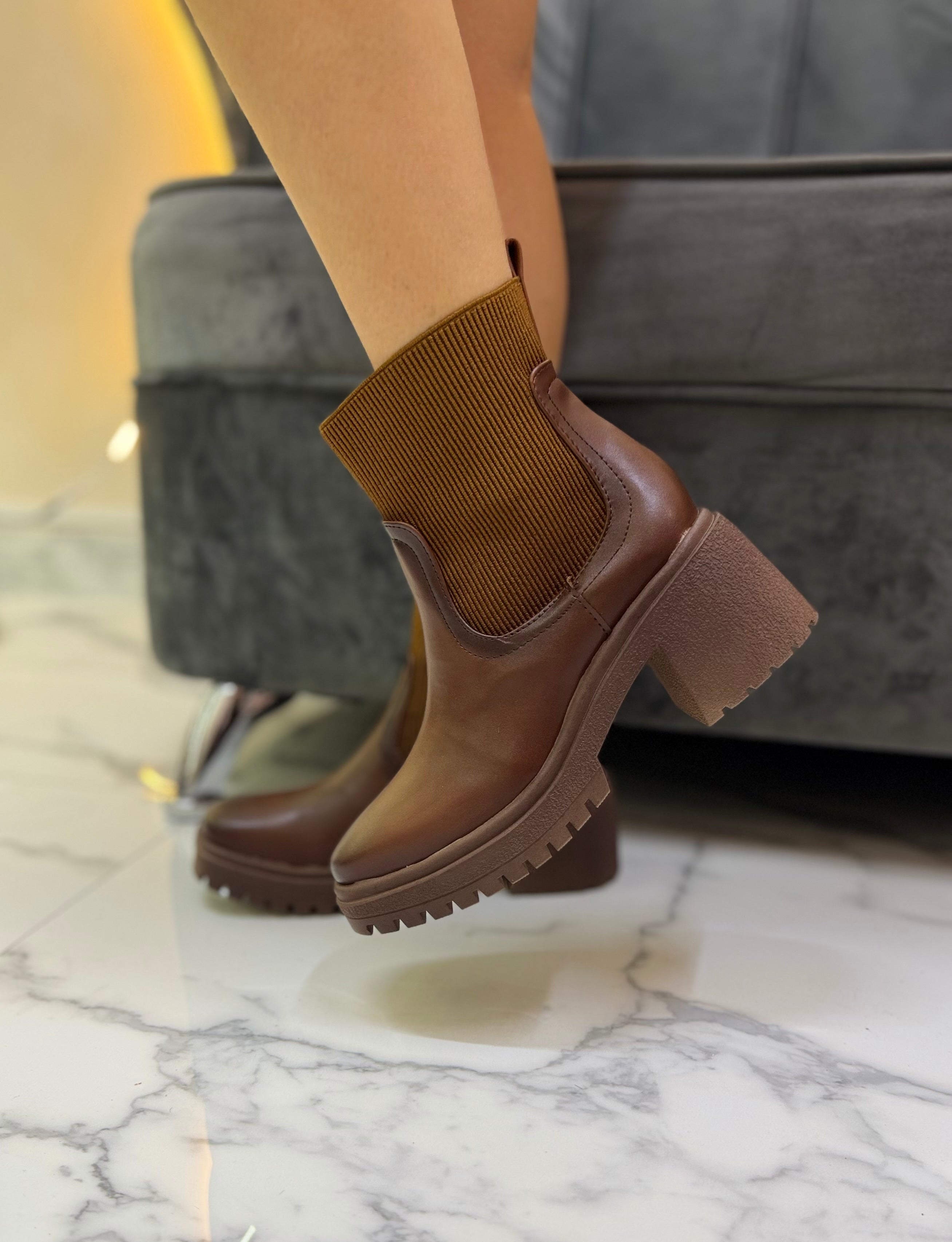 304A Botin clásico punta cuadrada con tacón 7 cm