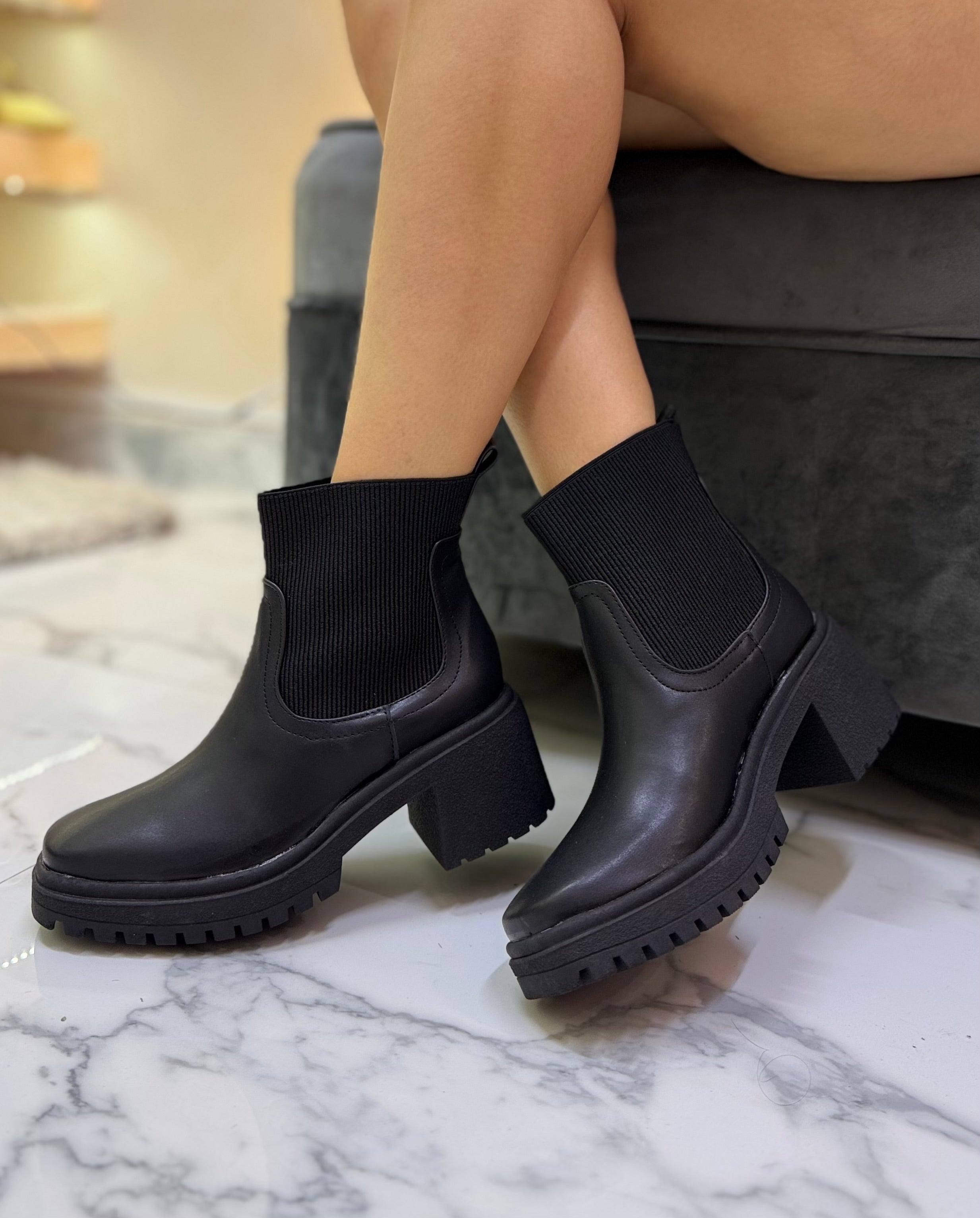 304A Botin clásico punta cuadrada con tacón 7 cm