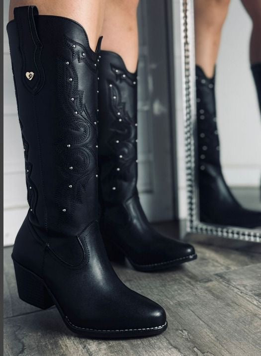 706A Bota Vaquera Negra con detalle de Estoperoles Plata tubo delgado Tacon 7 cm