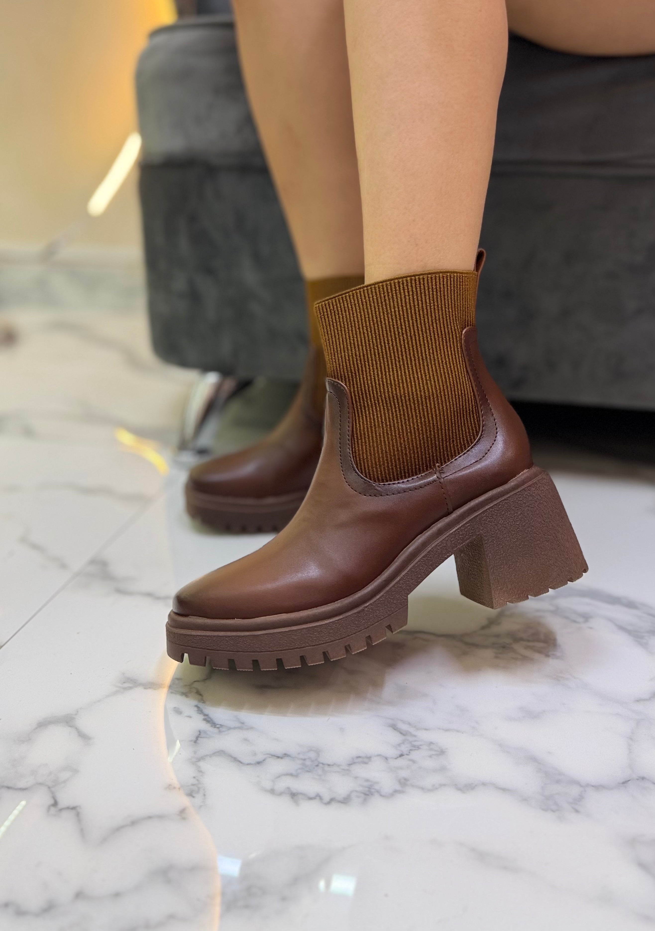 304A Botin clásico punta cuadrada con tacón 7 cm