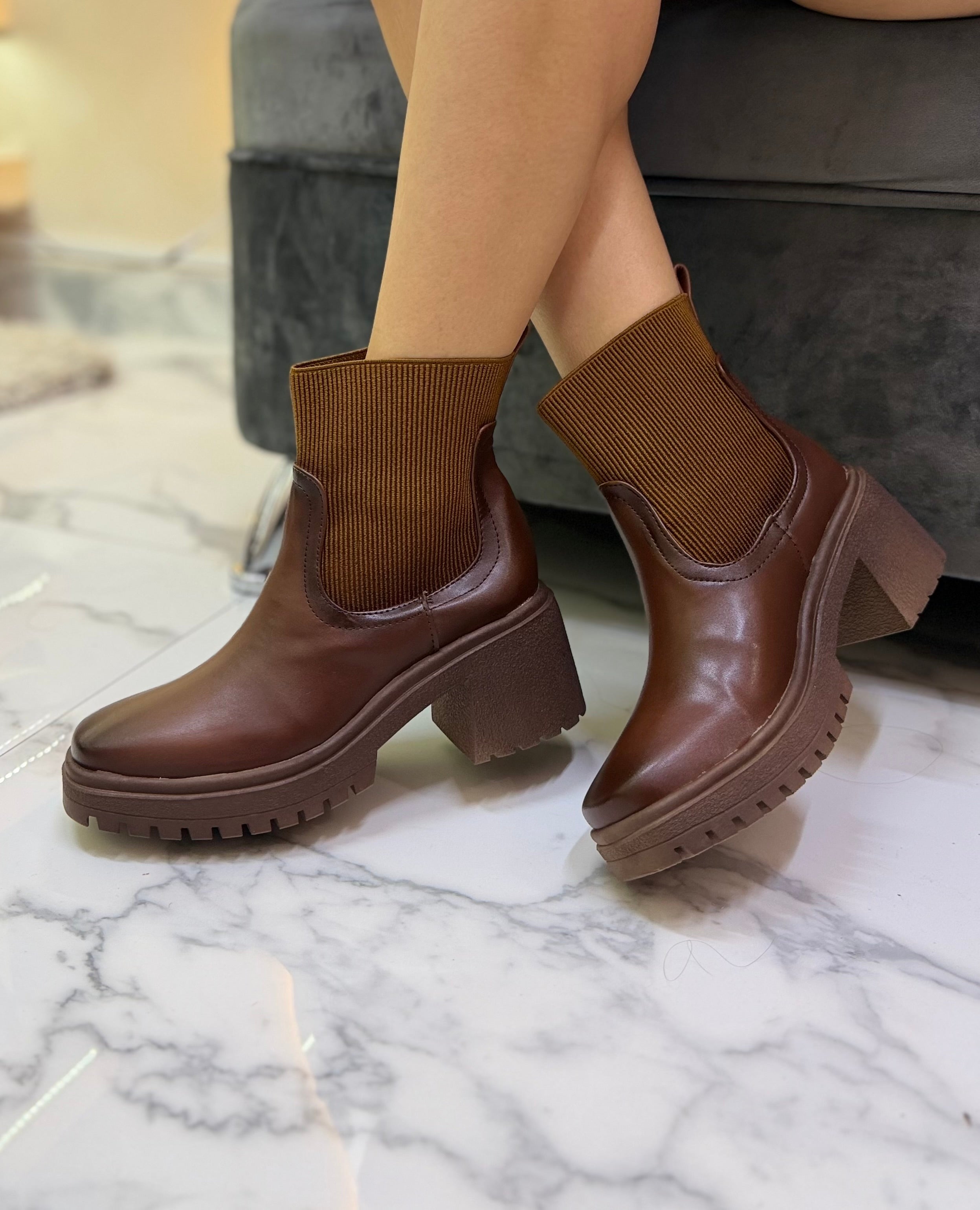304A Botin clásico punta cuadrada con tacón 7 cm