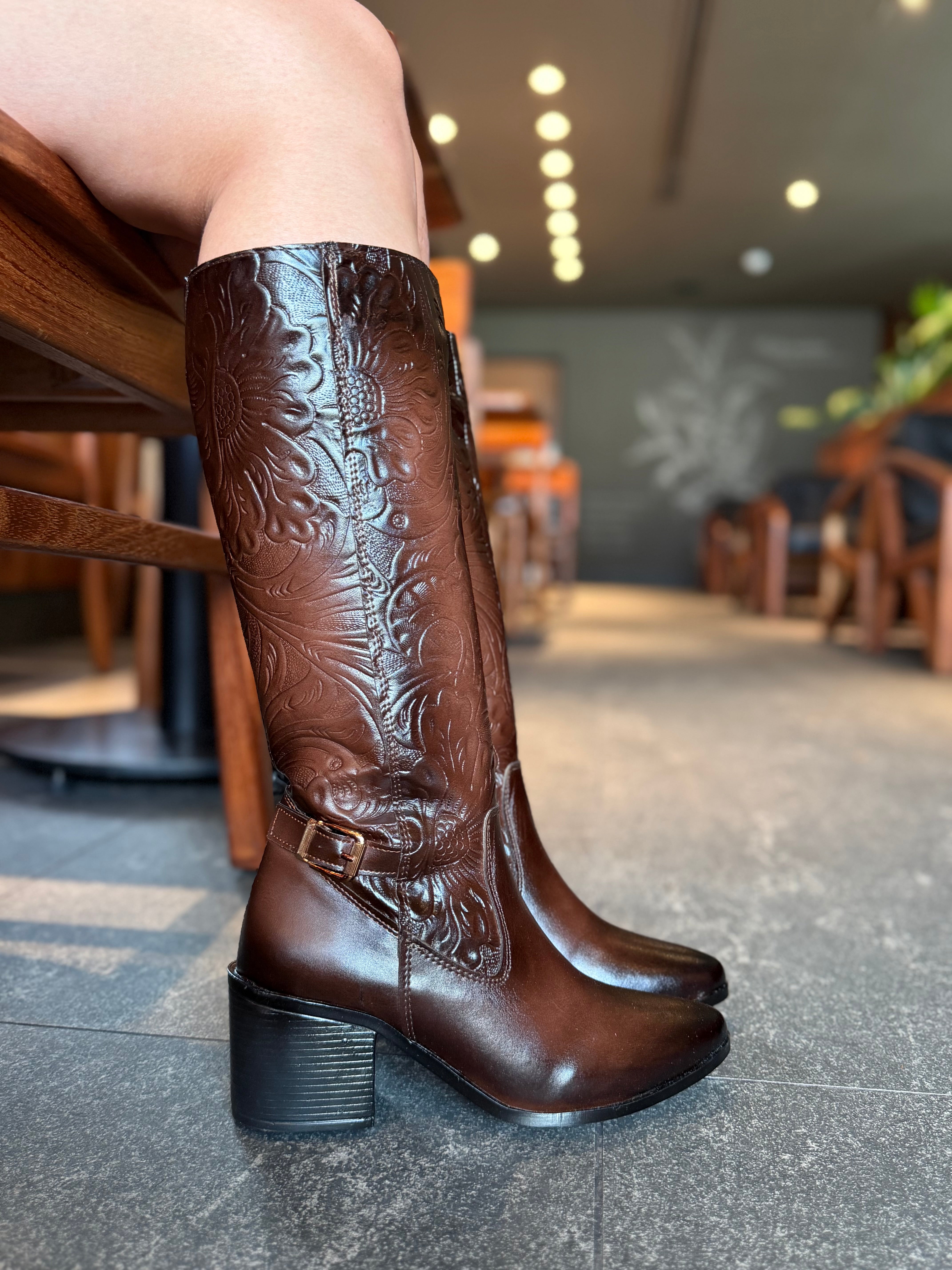 800L Bota con Grabado en Flor completo con tacón 7 cm
