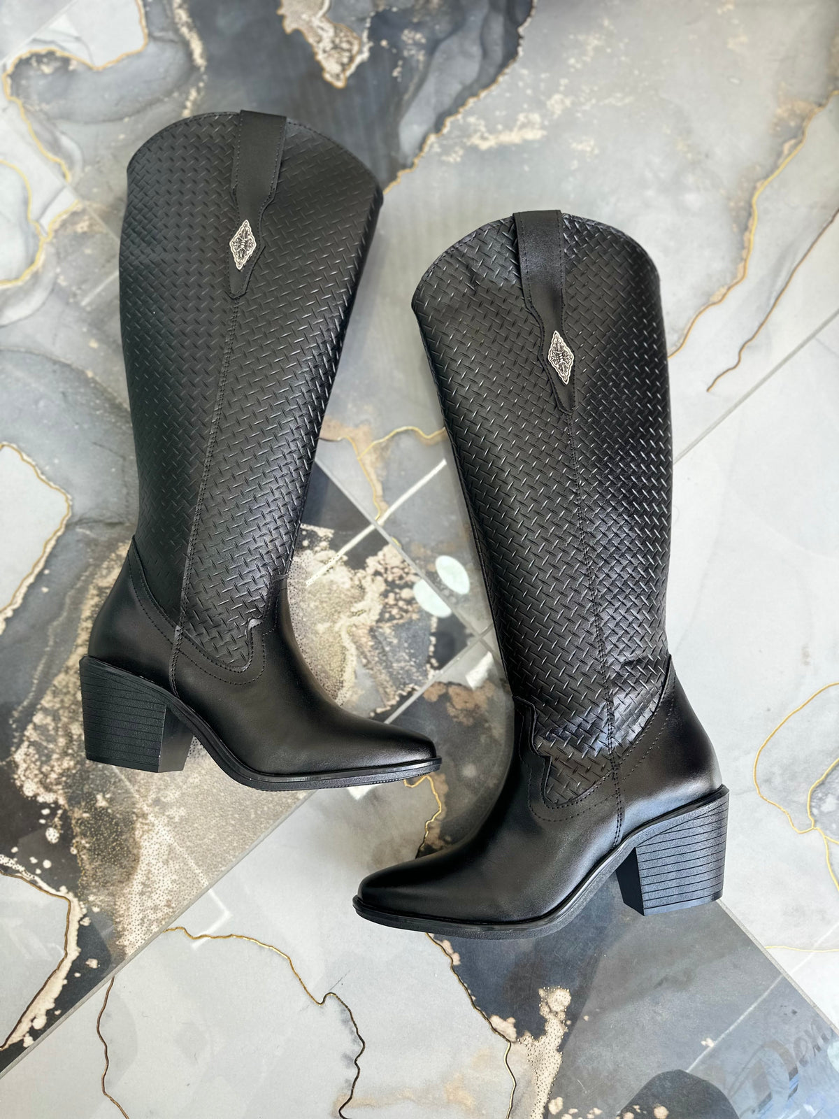 875L Bota Vaquera Alta chamorro 40 cm y tacón ancho 7 cm altura con detalle Hebilla y cierre completo