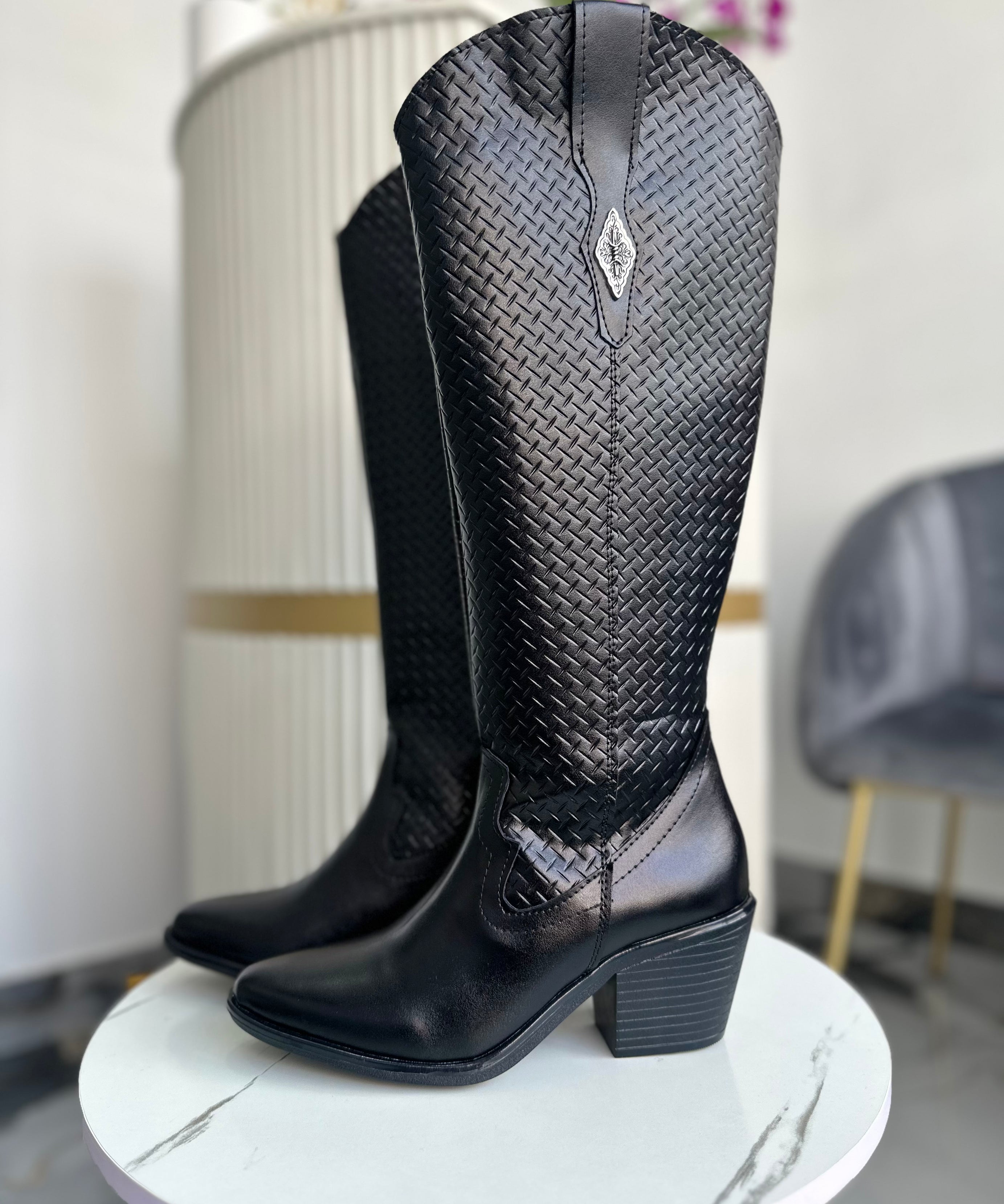 875L Bota Vaquera Alta chamorro 40 cm y tacón ancho 7 cm altura con detalle Hebilla y cierre completo