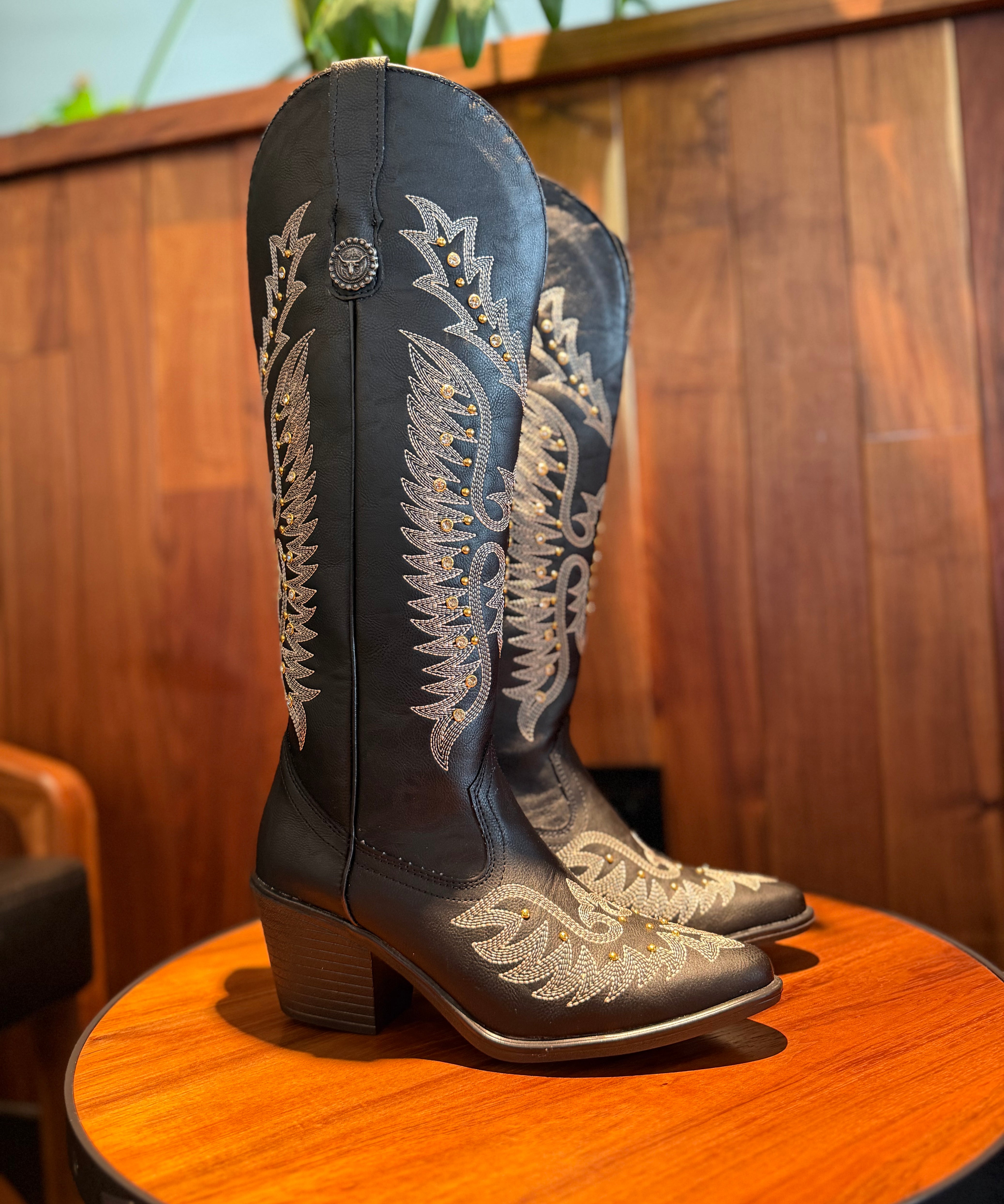 1040A bota de tubo alto con bordado y estoperoles tacón 6cm ￼