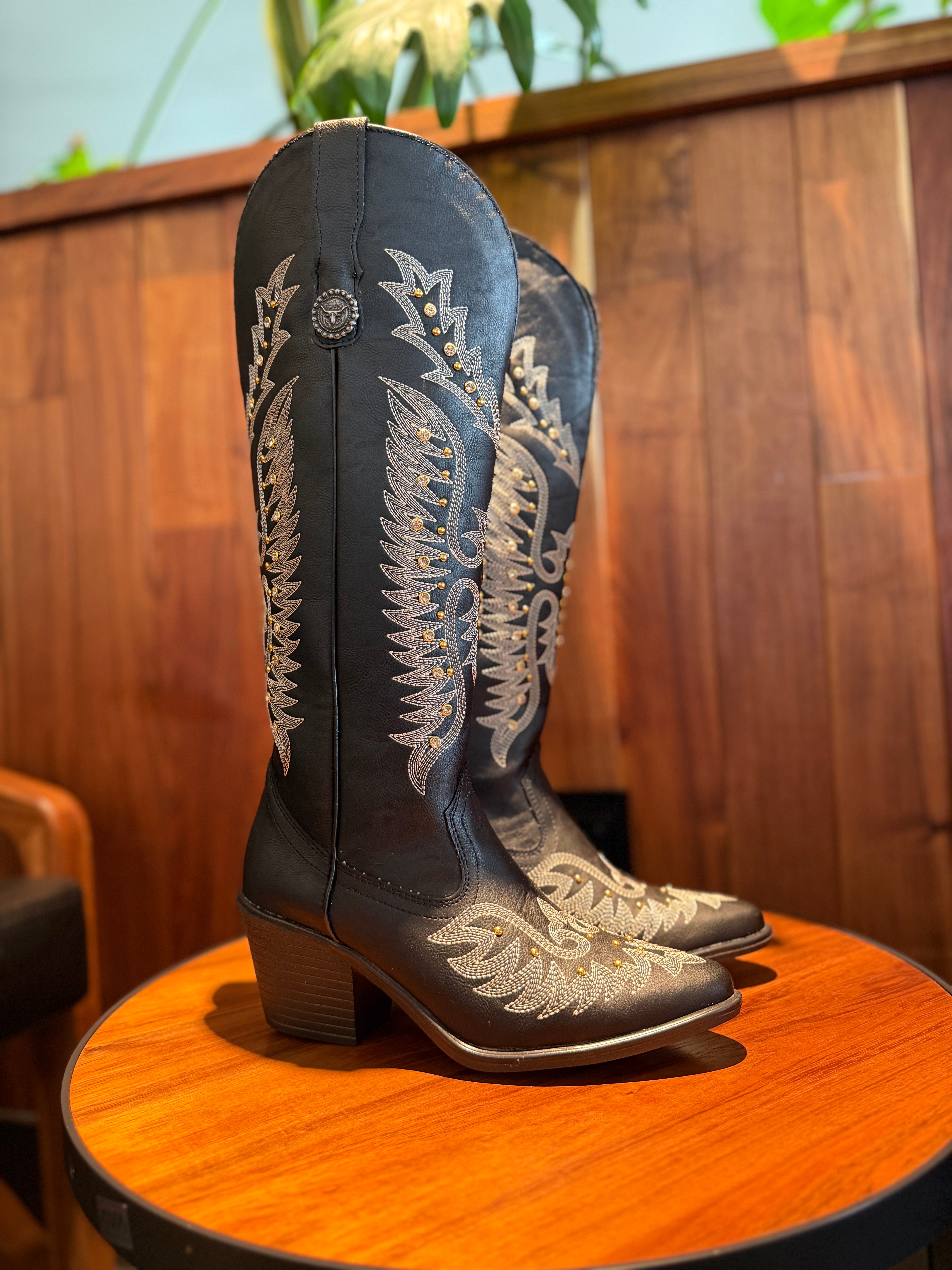 1040A bota de tubo alto con bordado y estoperoles tacón 6cm ￼
