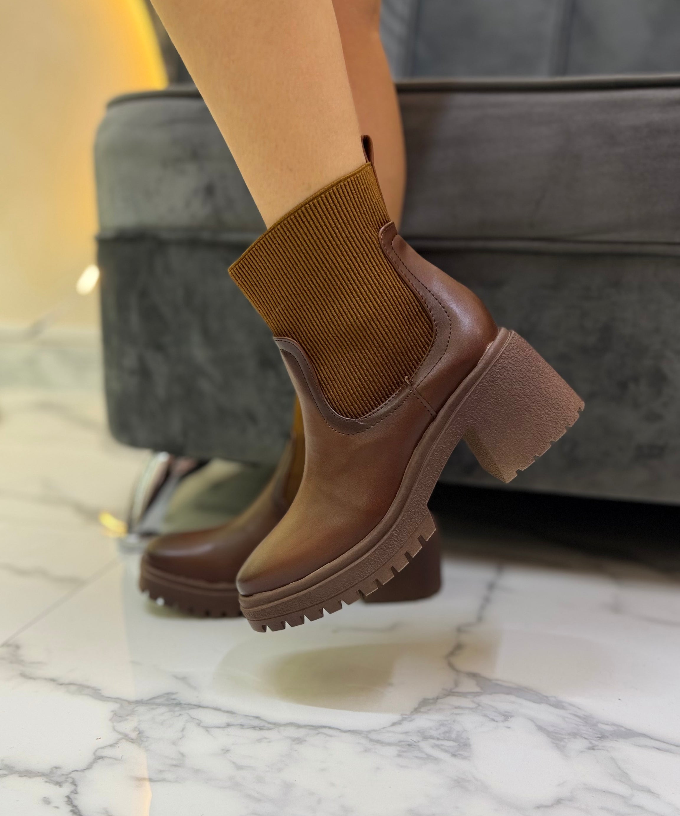 304A Botin clásico punta cuadrada con tacón 7 cm