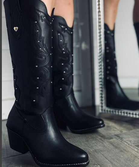 706A Bota Vaquera Negra con detalle de Estoperoles Plata tubo delgado Tacon 7 cm