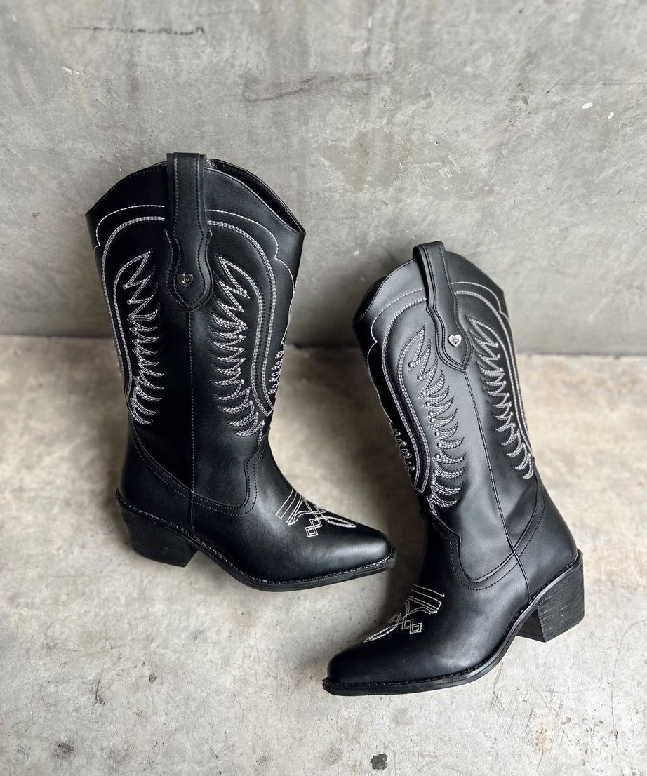 2027A Bota medio tubo bordada con estoperol tacón 6 cm