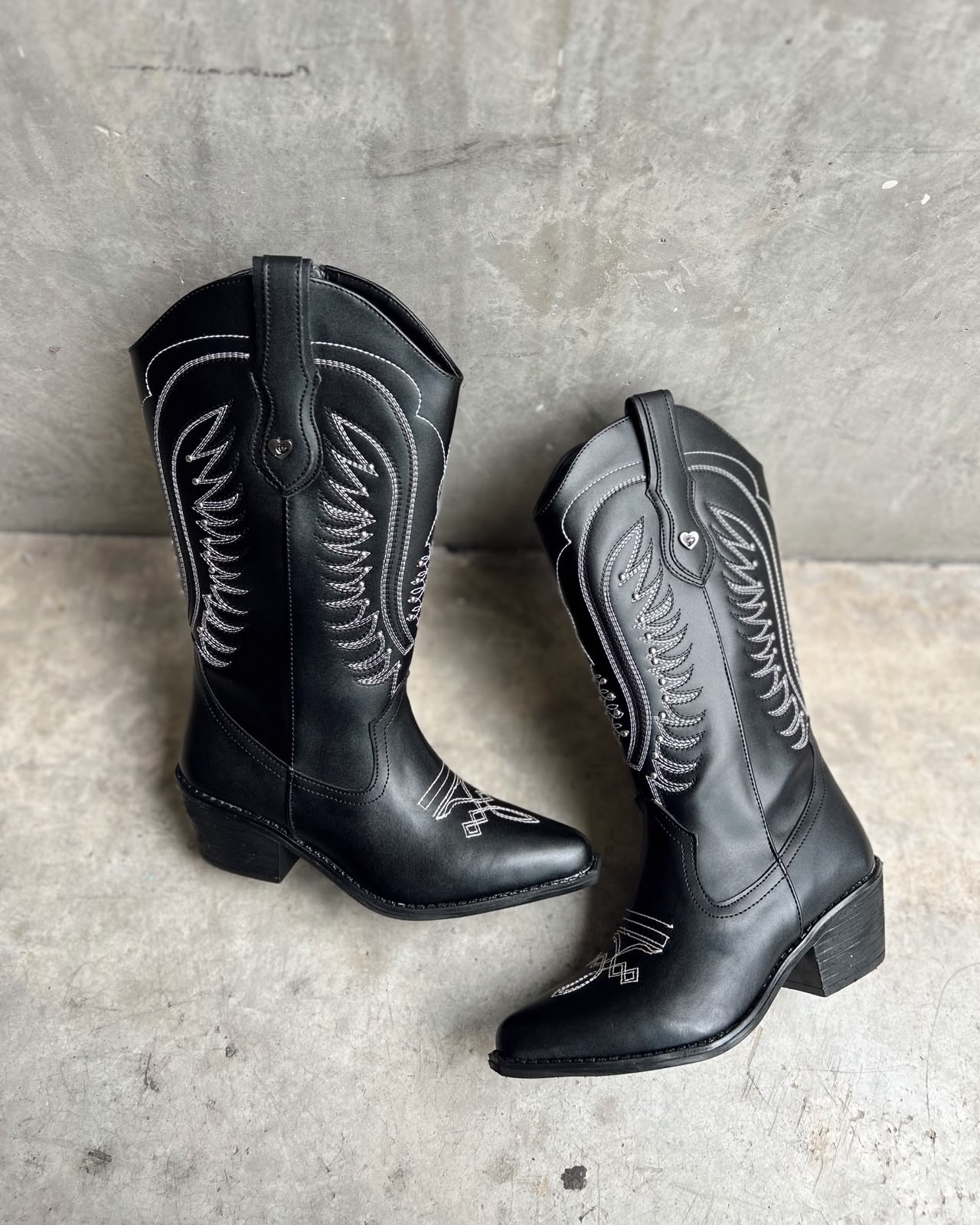 2027A Bota medio tubo bordada con estoperol tacón 6 cm