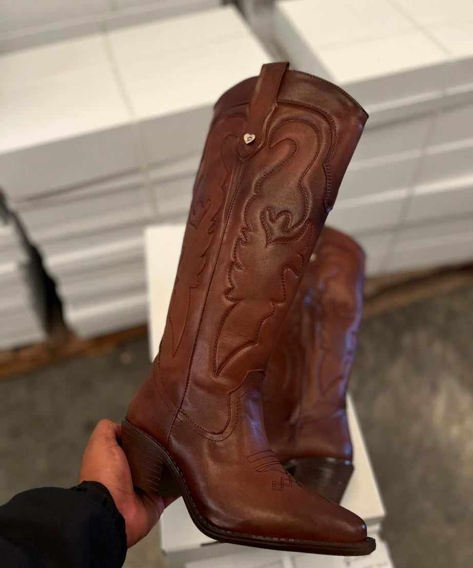 2026A Bota de tubo alto bordada tacón 6 cm