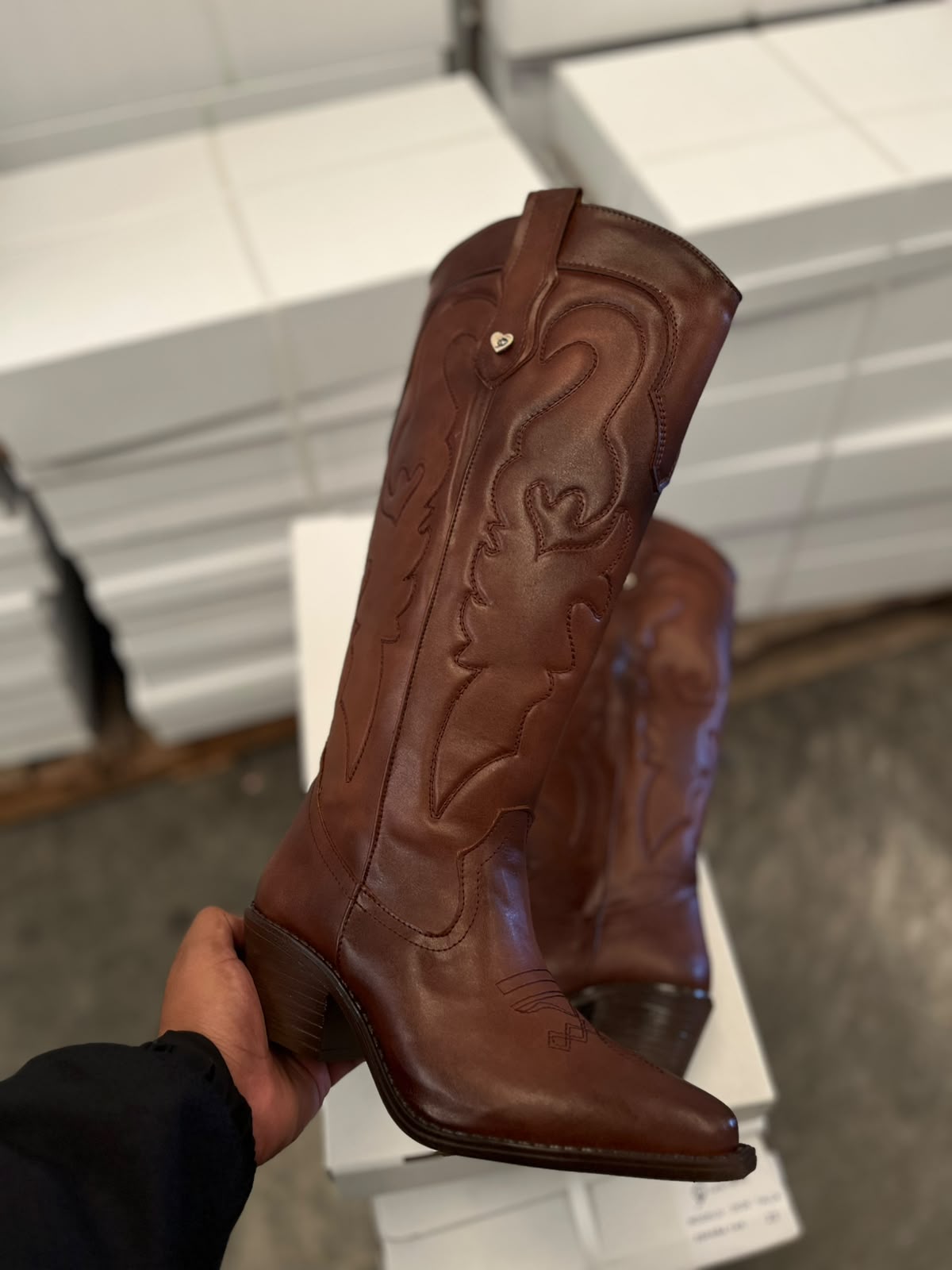 2026A Bota de tubo alto bordada tacón 6 cm