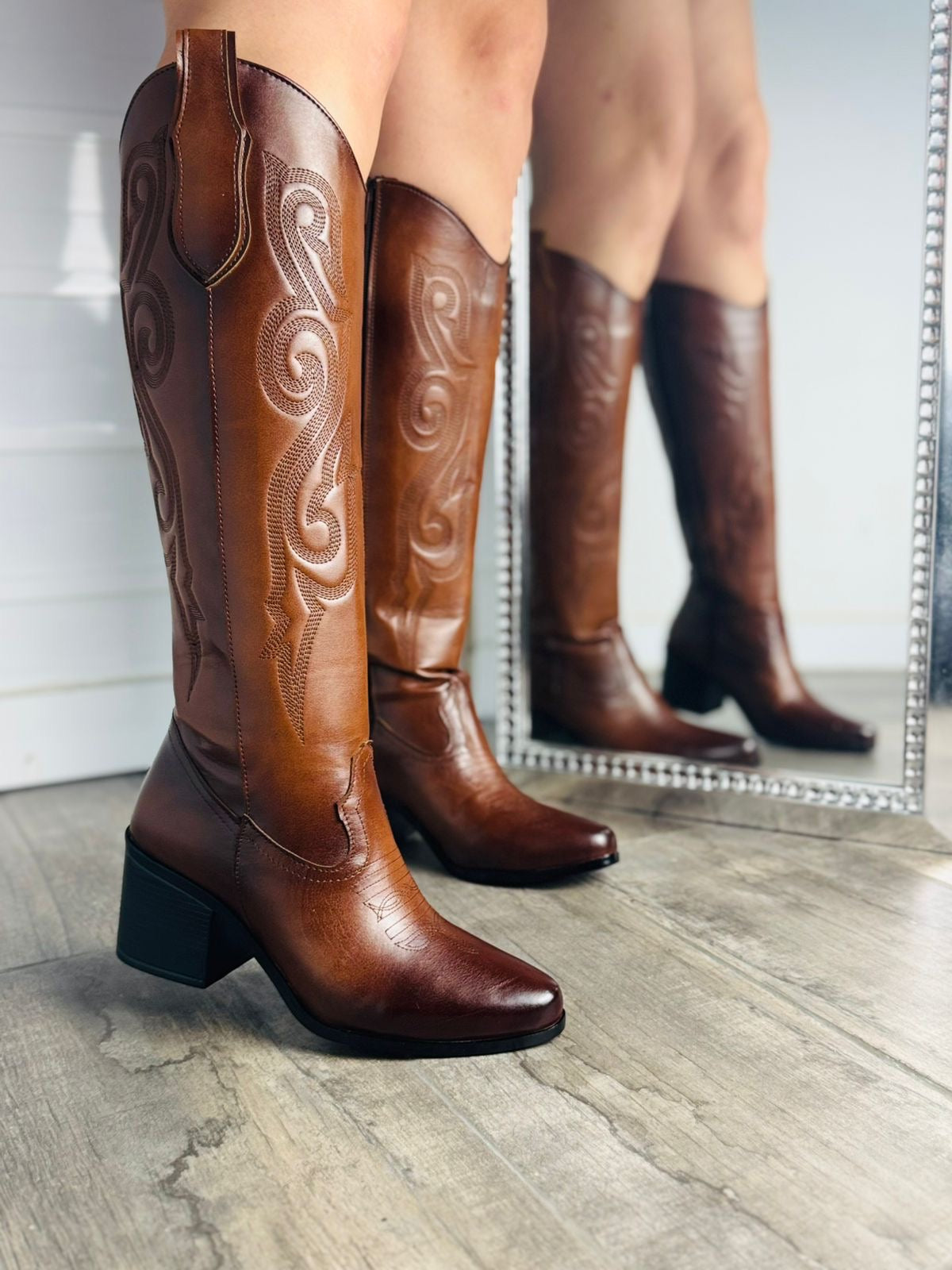 1219A Bota Vaquera Larga Tacón 7 cm con detalle bordado