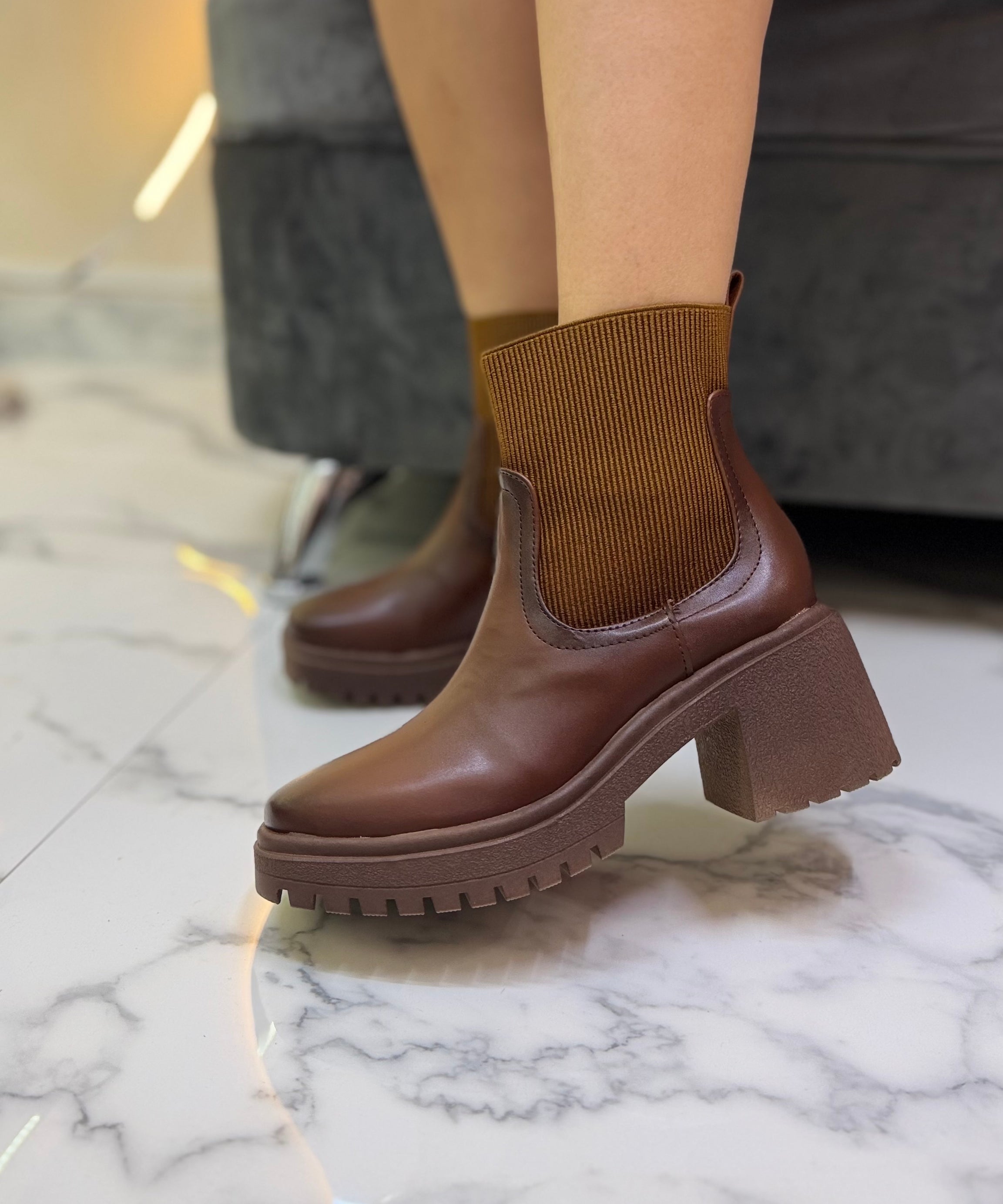 304A Botin clásico punta cuadrada con tacón 7 cm