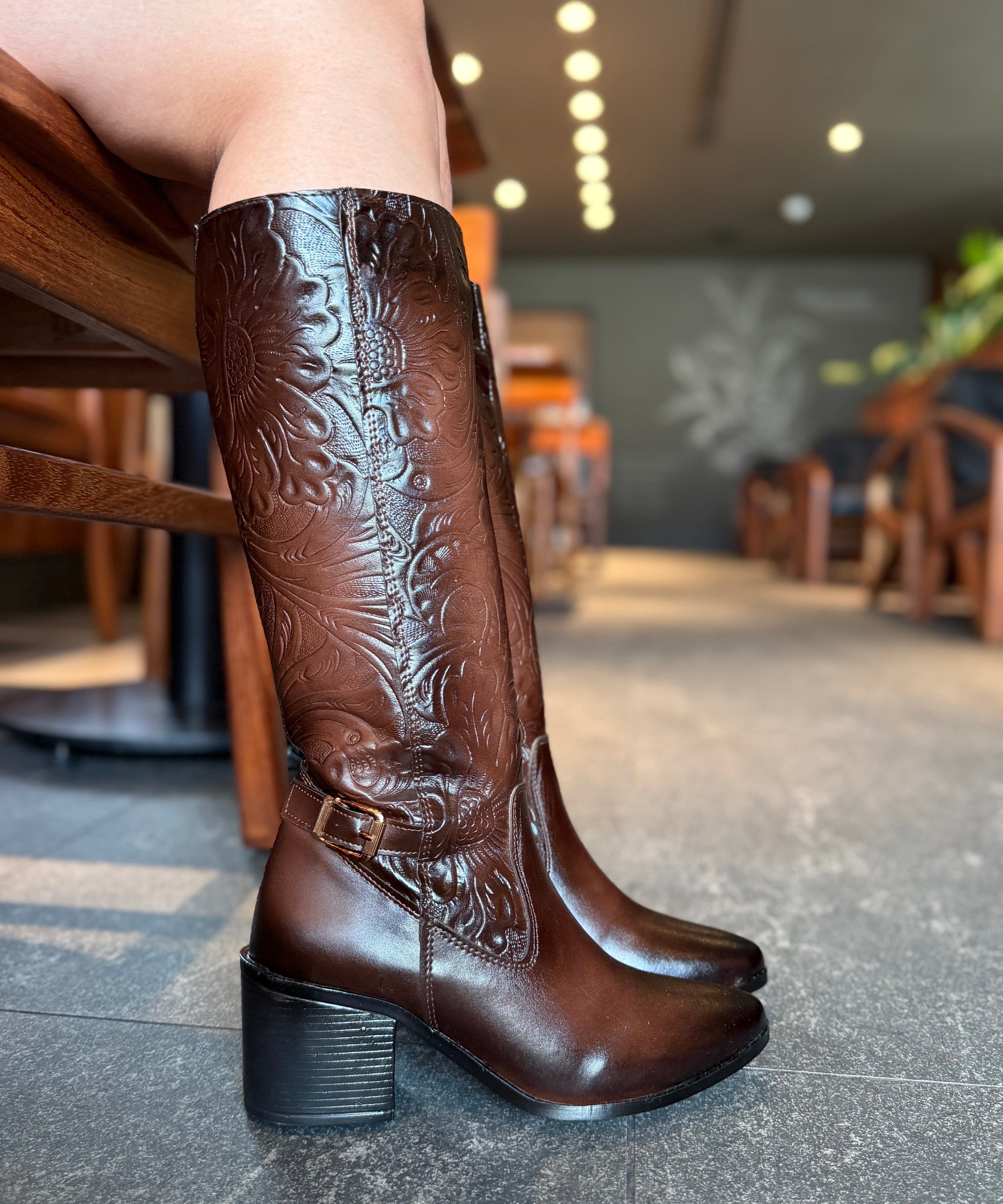 800L Bota con Grabado en Flor completo con tacón 7 cm