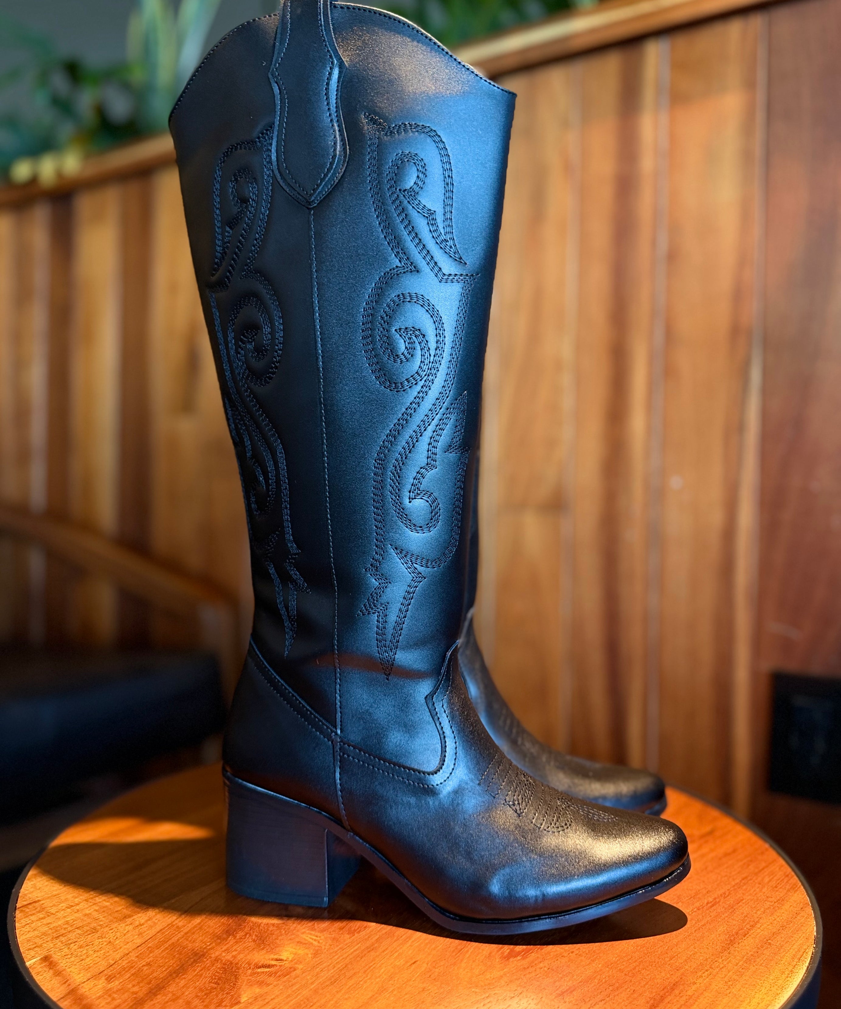 1219A Bota Vaquera Larga Tacón 7 cm con detalle bordado