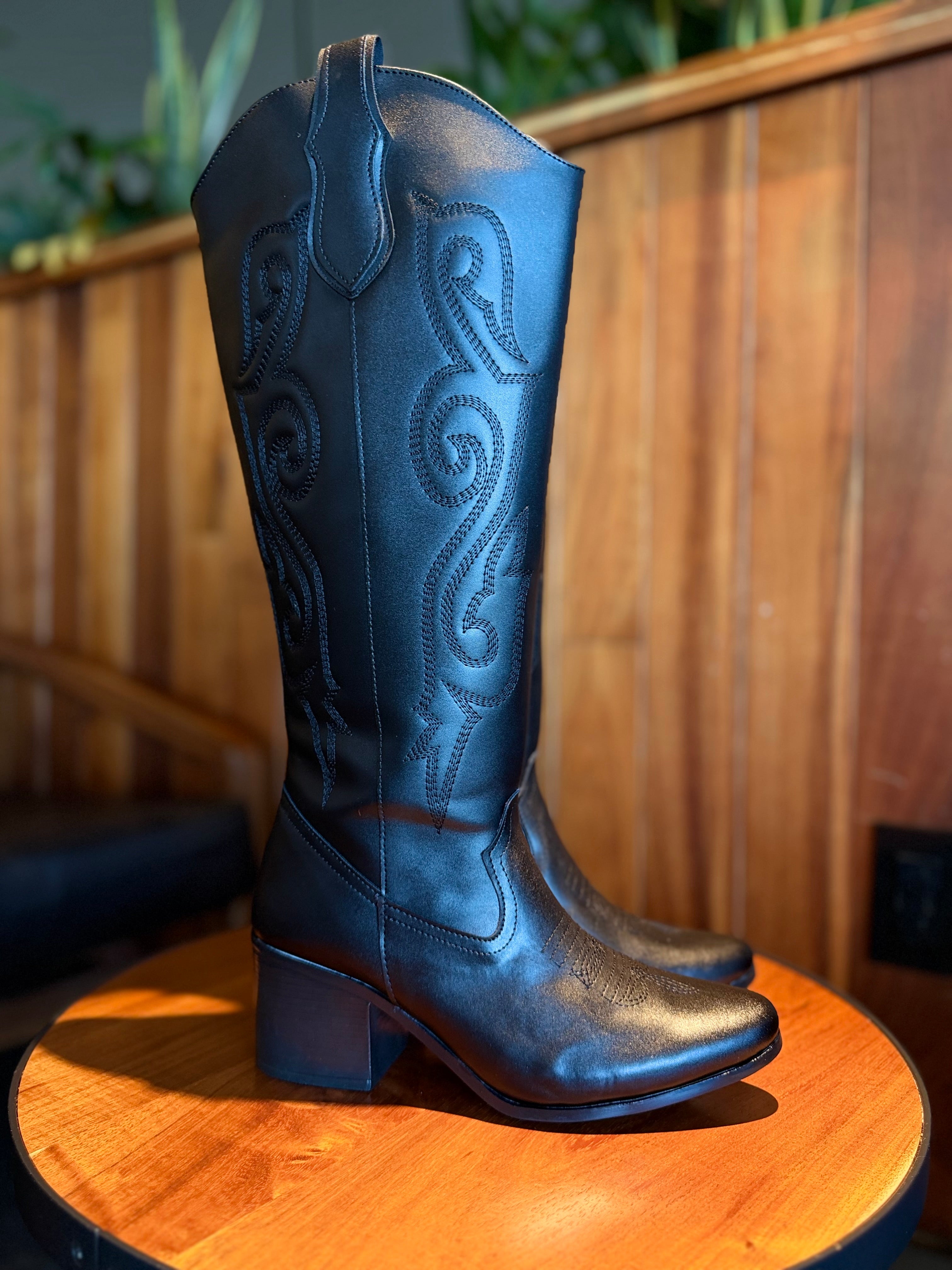 1219A Bota Vaquera Larga Tacón 7 cm con detalle bordado