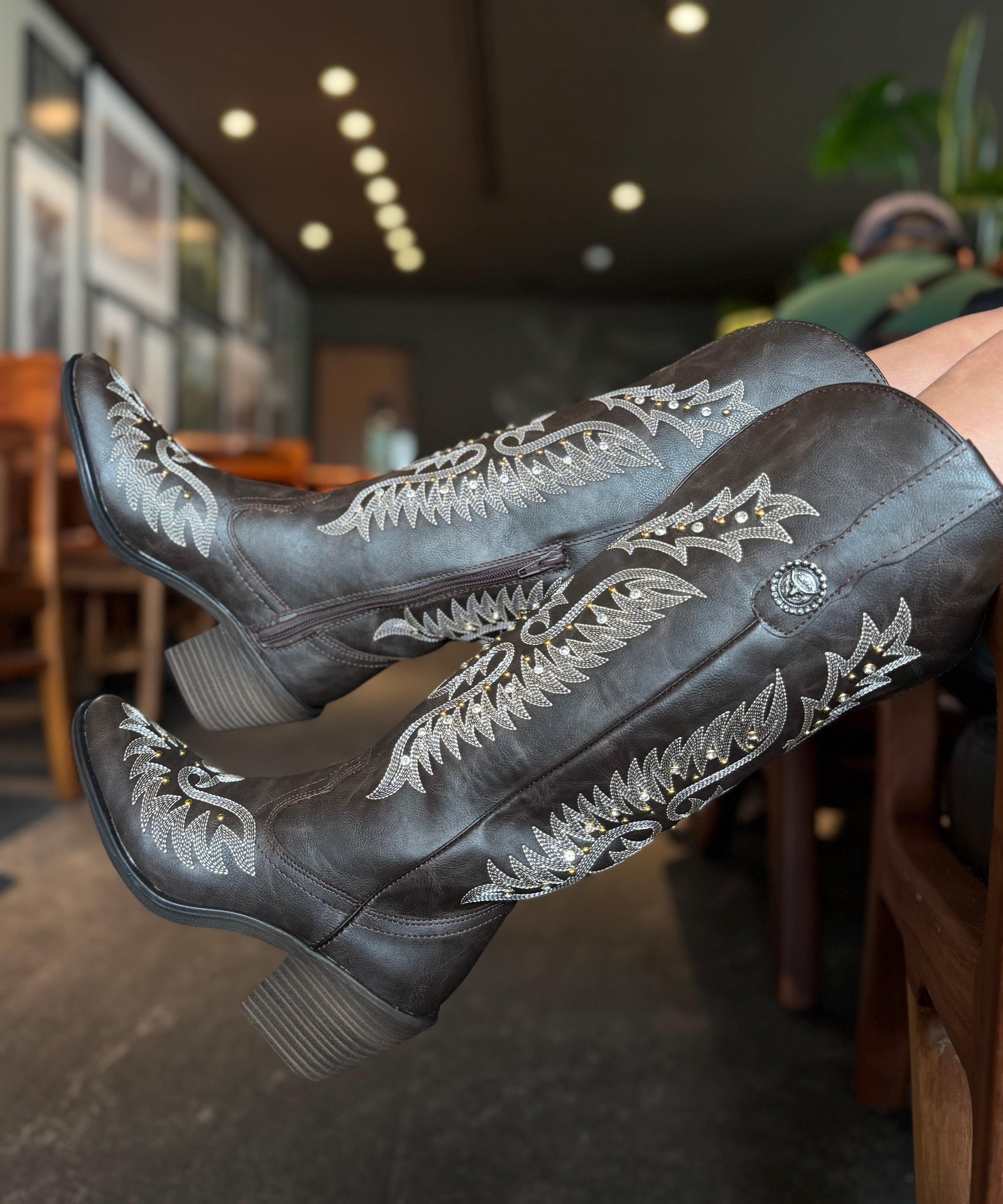 1040A bota de tubo alto con bordado y estoperoles tacón 6cm ￼