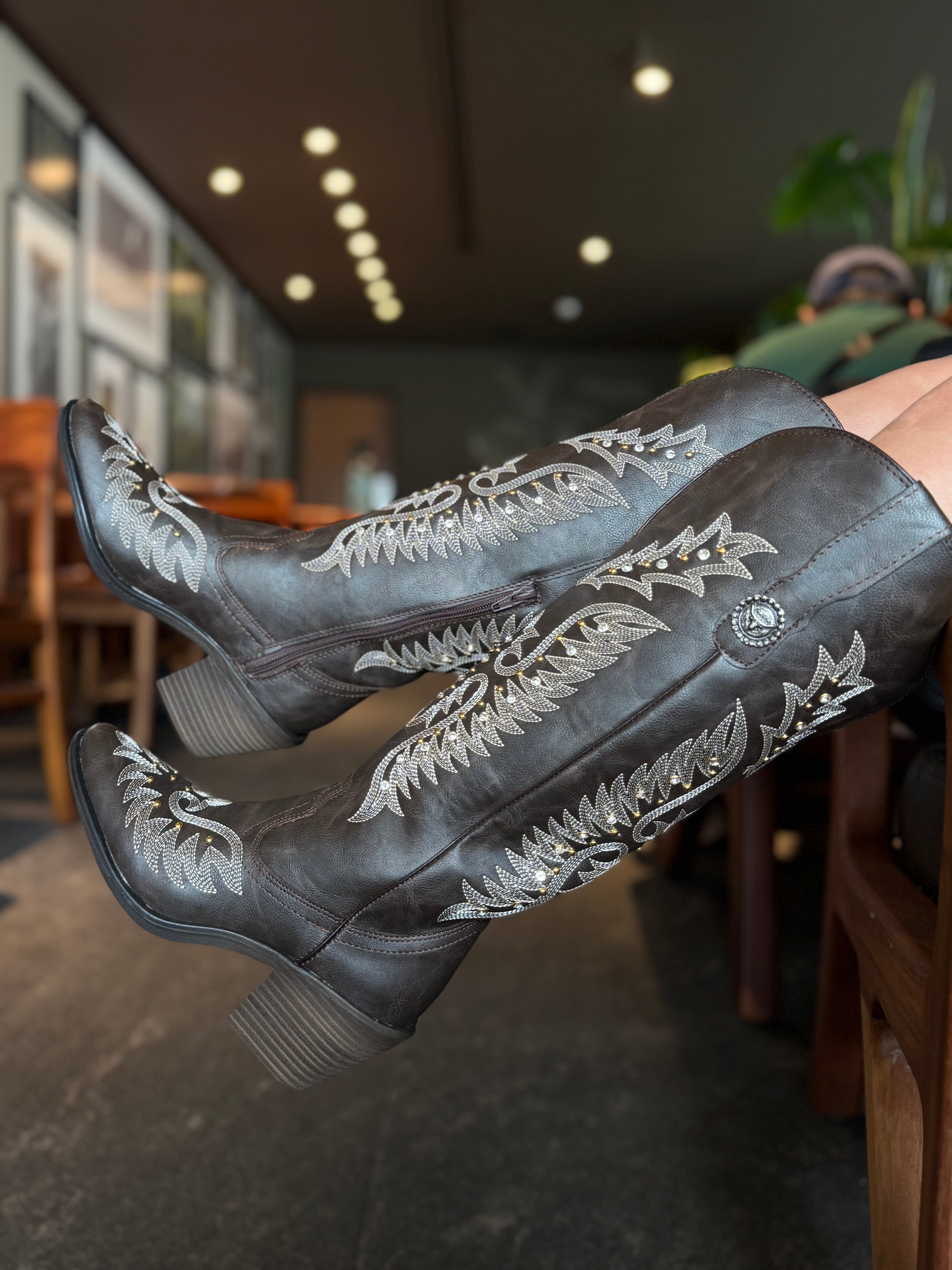 1040A bota de tubo alto con bordado y estoperoles tacón 6cm ￼