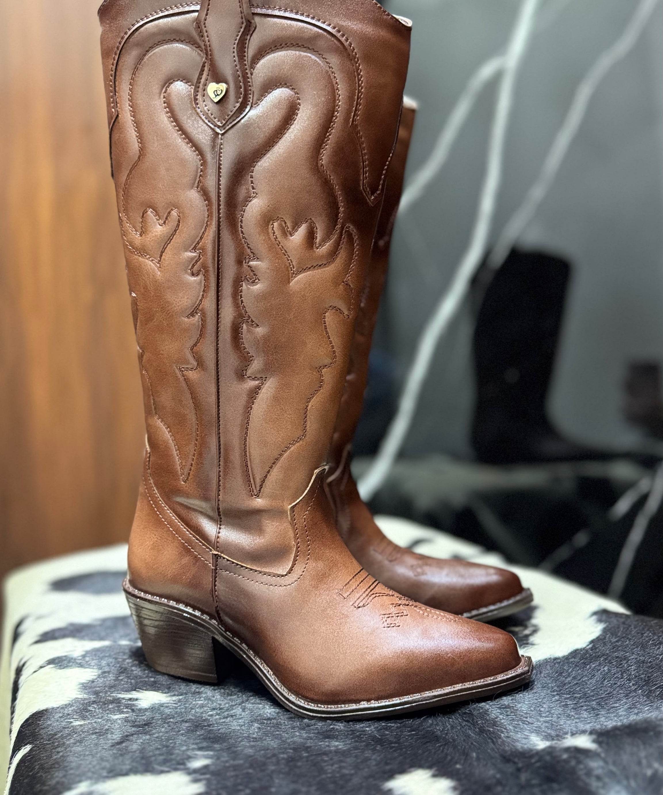 2026A Bota de tubo alto bordada tacón 6 cm