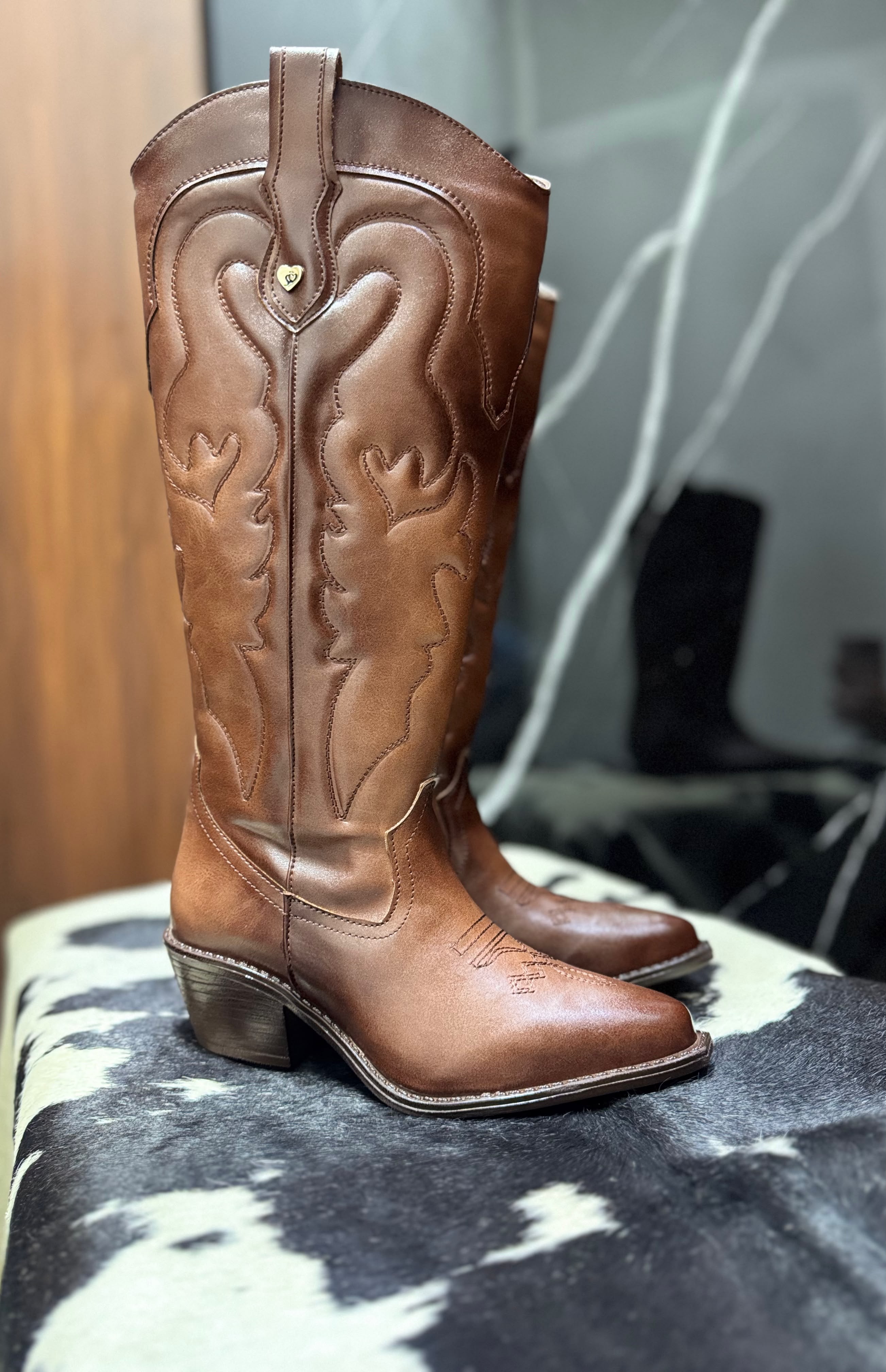 2026A Bota de tubo alto bordada tacón 6 cm